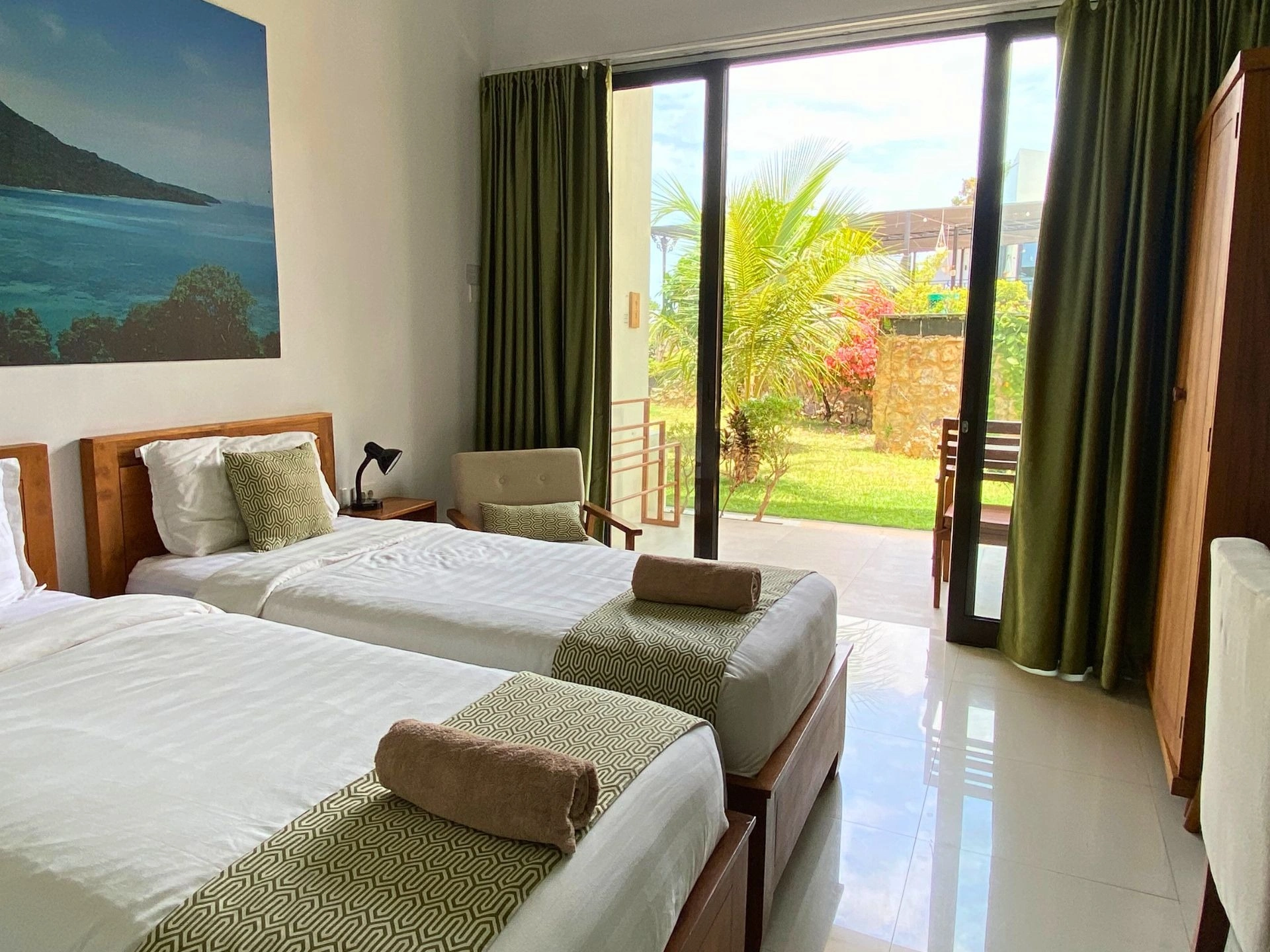 Kamar Deluxe Twin — The Happinezz Hills